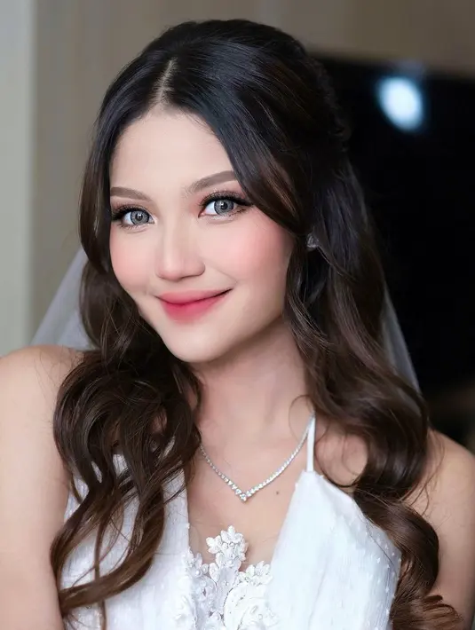 Riasan segar dari MUA Ikawati Fitria dalam rona pipi pink dan bibir warna senada. [@julianjacs]