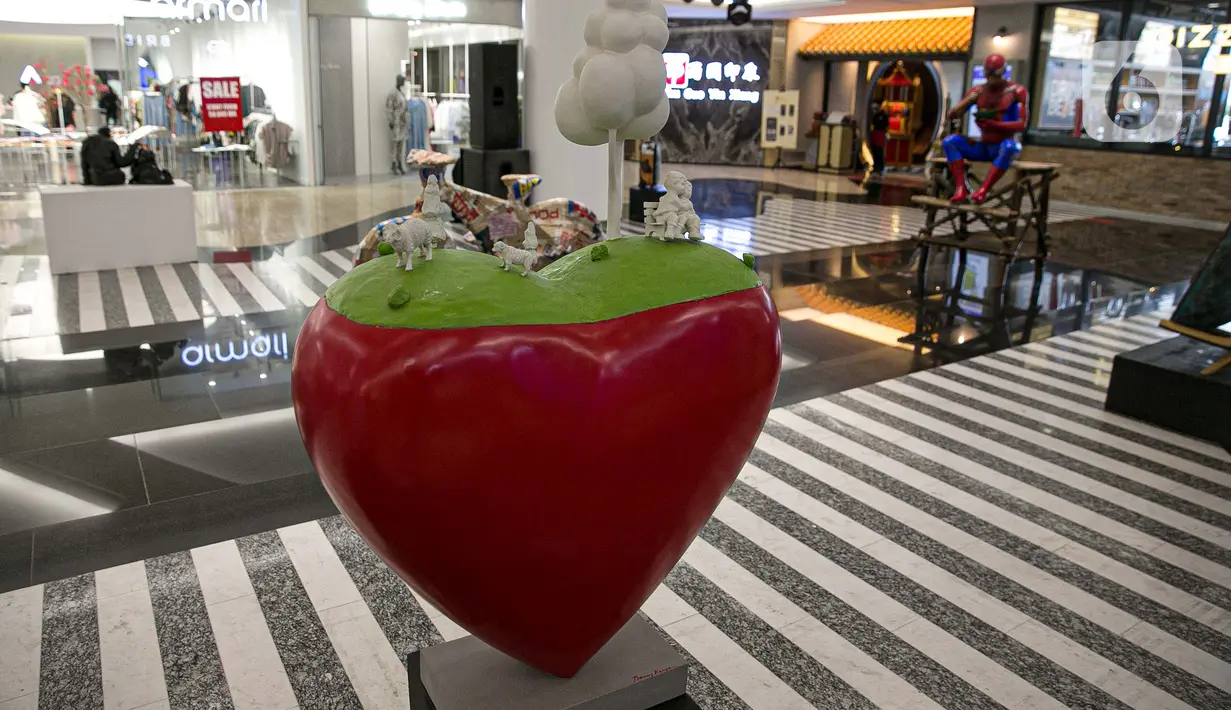 Seni instalasi yang dipamerkan dalam pameran 'Seni yang Tidak Pernah Pudar' di Plaza Indonesia, Jakarta, Senin (15/3/2021). Sebanyak 43 karya dari 21 seniman tersebut merupakan rangkaian acara yang bertemakan '31 Years & Fabulous'. (Liputan6.com/Faizal Fanani)