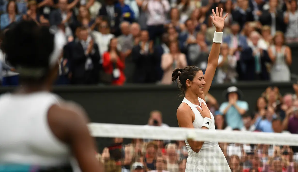 Petenis Spanyol, Garbine Muguruza melambaikan tangan setelah mengalahkan petenis AS Venus Williams pada final Wimbledon 2017, Sabtu (15/7). Pada perjalanannya di grand slam Wimbledon, Muguruza selalu menang stright sets. (David Ramos / Pool Photo via AP)