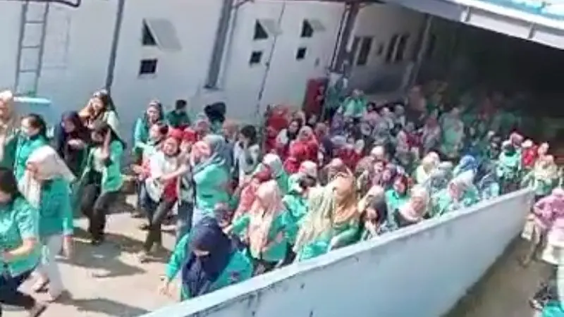 Ratusan karyawan perempuan di PT Yongjin, Kecamatan Cikembar Kabupaten Sukabumi saat sebagian buruh mengalami kesurupan massal (Liputan6.com/Istimewa).