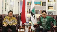 Ketum Partai Golkar Airlangga Hartarto (kiri) bersama Ketum PKB Muhaimin Iskandar atau Cak Imin saat silaturahmi ke DPP PKB di Jakarta, Rabu (4/7). Pertemuan membahas koalisi partai pendukung Jokowi di Pilpres 2019. (Liputan6.com/Herman Zakharia)