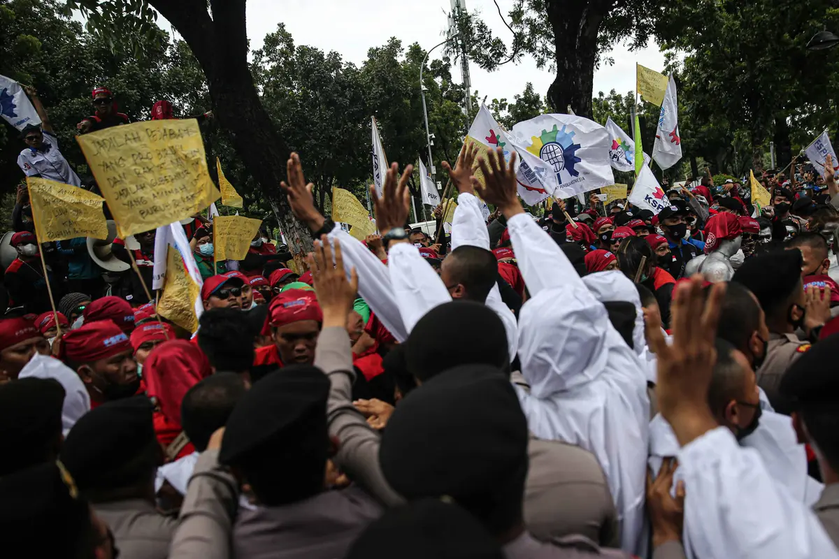 FOTO: Ratusan Buruh Geruduk Balai Kota DKI Jakarta