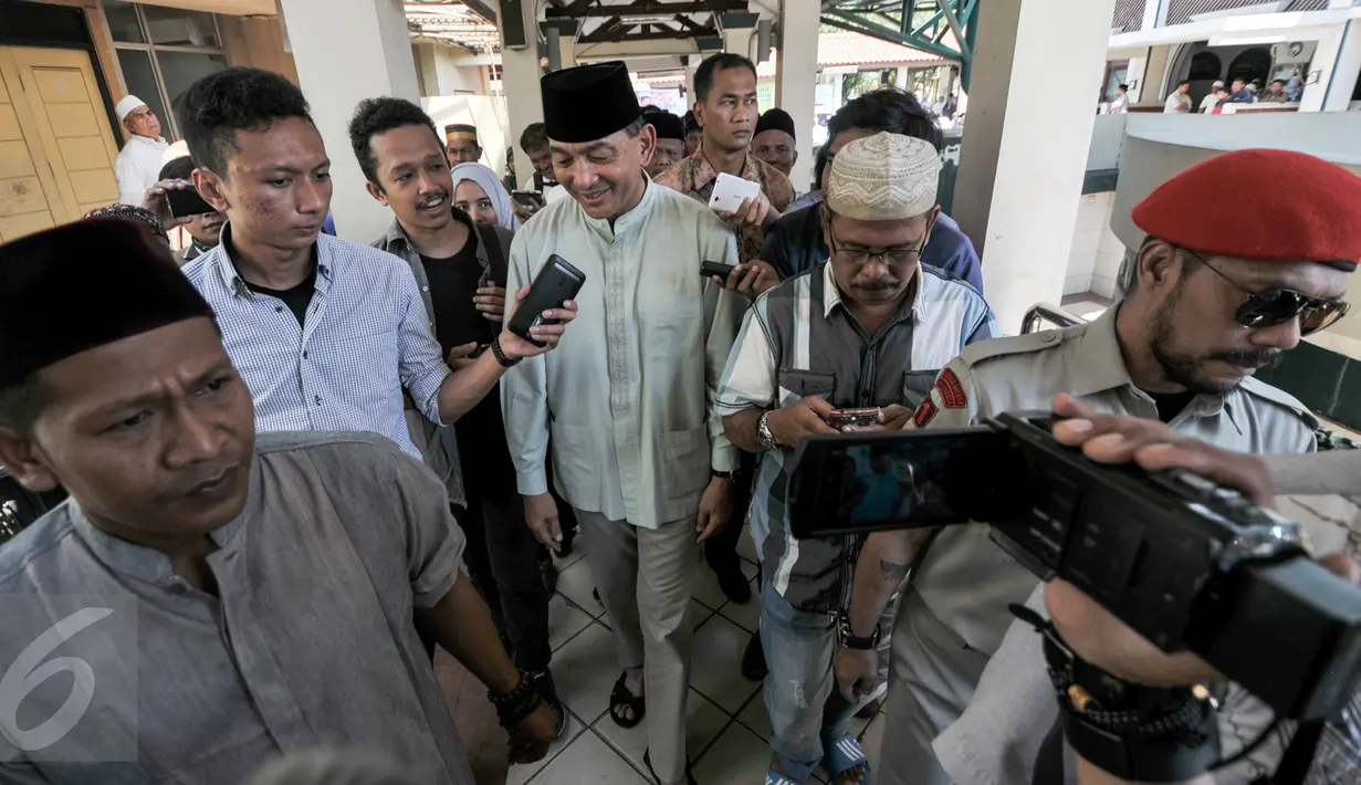 Cagub DKI Jakarta Sjafrie Sjamsoeddin memberikan keterangan pers usai salat Jumat di Masjid Luar Batang, Penjaringan, Jakarta,  (15/7). Sjafrie Sjamsoeddin silahturahmi dan salat Jumat bersama tokoh Luar Batang. (Liputan6.com/Yoppy Renato)