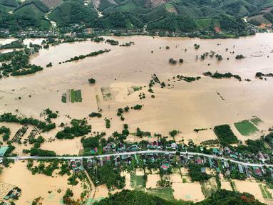 Provinsi Nghe An, sebuah wilayah yang membentang dari pesisir hingga perbatasan pegunungan Laos, di Vietnam bagian tengah-utara menjadi salah satu daerah yang paling parah dilanda hujan lebat dan banjir akibat Badai Tropis Wipha. (Foto oleh AFP)