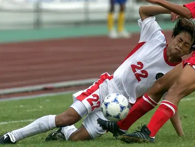 Tim Garuda datang dengan 24 pemain, termasuk Gendut Doni Christiawan yang tampil menawan menggantikan Bambang Pamungkas. Debutnya apiknya saat melawan Myanmar berhasil membuat dirinya menyarangkan dua gol ke gawang lawan. (Foto: AFP/Pornchai Kittiwongsakul)