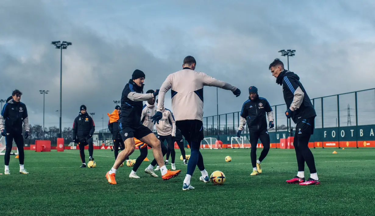 Pemain pinjaman baru Manchester United, Wout Weghorst menjalani latihan bersama para penggawa Setan Merah di Carrington, Manchetser, Inggris pada Senin (16/01/2023) waktu setempat. Sebelumnya, Weghorst menghabiskan setengah musim pertama 2022/2023 sebagai pemain pinjaman di klub raksasa Turki, Besiktas. Ia berhasil mencetak sembilan gol dalam 18 penampilan. (Twitter/@ManUtd)