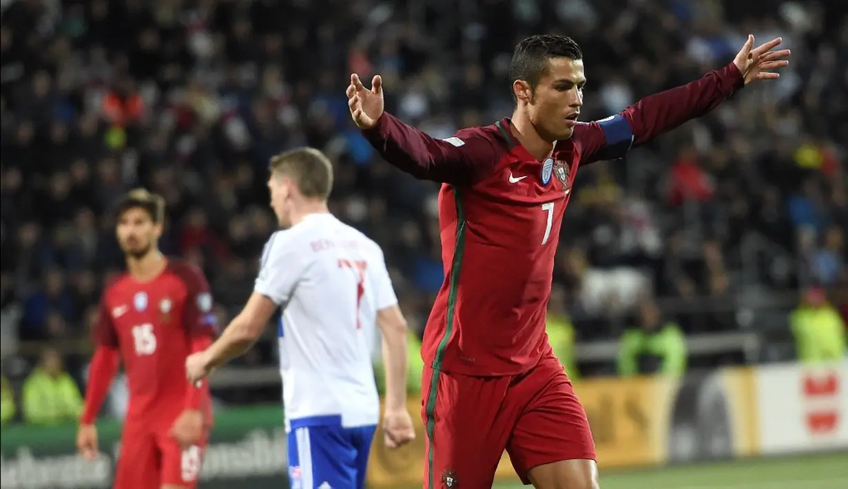 Cristiano Ronaldo menyumbang gol saat Portugal menang 6-0 atas Kepulauan Faroe pada laga Grup B Kualifikasi Piala Dunia 2018 zona Eropa di Torsvollur Stadium, Selasa (11/10/2016) dini hari WIB. (AFP/Francisco Leong)