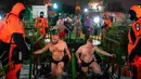Penganut Kristen Ortodoks mandi dalam air es saat perayaan Epiphany di Gereja Tritunggal Mahakudus, Ostankino, Moskow, Rusia, 18 Januari 2023. Penganut Kristen Ortodoks di Rusia merayakan Hari Raya Epiphany dengan membenamkan diri ke dalam air dingin untuk memperingati pembaptisan Yesus Kristus di Sungai Yordan. (AP Photo/Alexander Zemlianichenko)