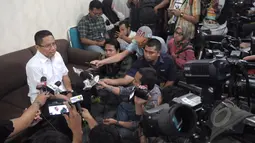 Ketua Fraksi PAN DPR RI, Tjatur Sapto Edy menjawab pertanyaan wartawan saat konferensi pers, Senayan, Jakarta, Rabu (11/3/2015).Tjatur mengatakan pengunduran dirinya karena harus ada penyegaran di tubuh PAN.(Liputan6.com/Andrian M Tunay)