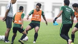 Pemain Timnas Indonesia, Andik Vermansah, mengontrol bola saat latihan di Stadion Wibawa Mukti, Jawa Barat, Selasa (6/11). Latihan ini merupakan persiapan jelang Piala AFF 2018. (Bola.com/Vitalis Yogi Trisna)