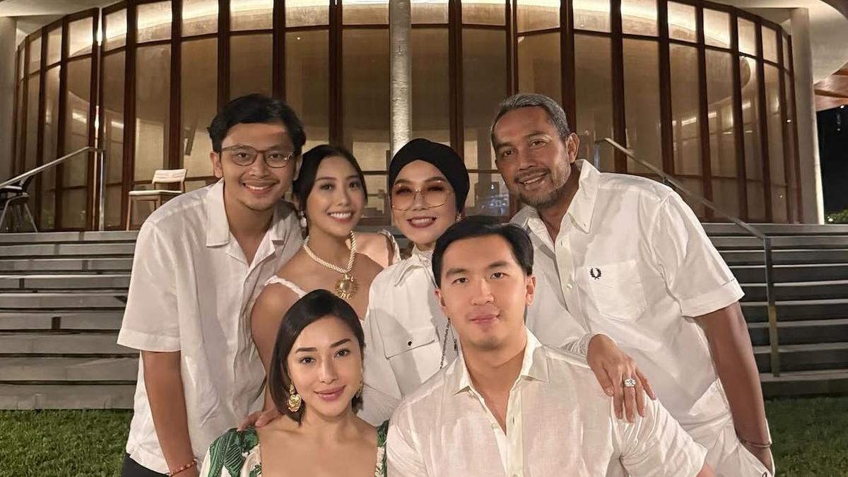 Gaya Outfit Resort Nikita Willy Rayakan Ulang Tahun ke-31 di Labuan Bajo Bersama Keluarga, Kenakan Mini Dress hingga Tanktop Putih