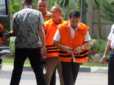 Dua tersangka Bupati Bener Meriah nonaktif Ahmadi (kiri) dan Kadis PUPR Lampung Selatan Anjas Asmara (kanan) turun dari mobil tahanan akan menjalani pemeriksaan di gedung KPK, Jakarta, Jumat (10/8).(merdeka.com/dwi narwoko)