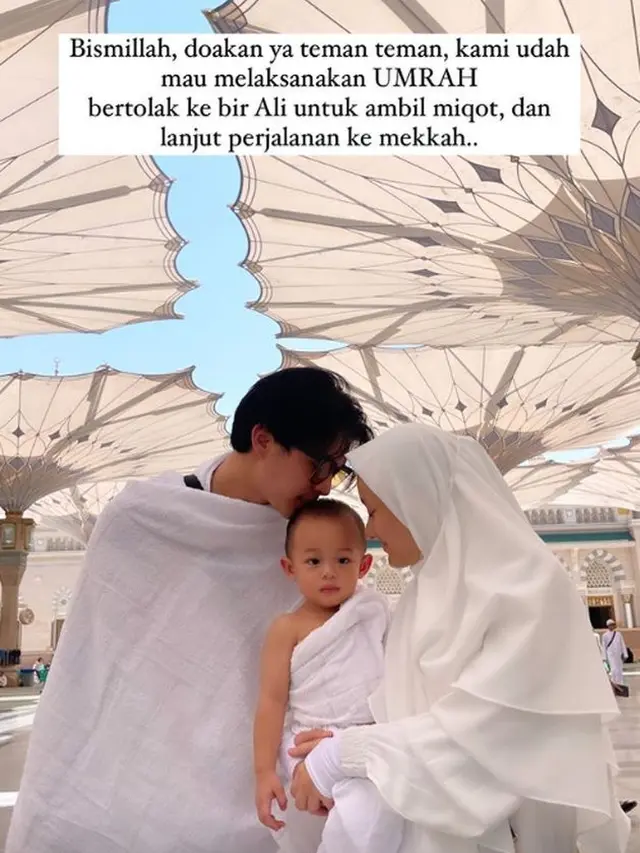 6 Potret Dinda Hauw dan Rey Mbayang Ajak Anak Umrah Pertama Kali, Banjir Pujian