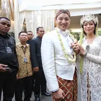 Jumat 18 Agustus menjadi hari berbahagia bagi pasangan Moreno Soeprapto dan Noorani Sukardi. Keduanya baru saja resmi menjadi suami istri. Para tokoh politik menjadi saksi pernikahan pasangan ini. (Adrian Putra/Bintang.com)