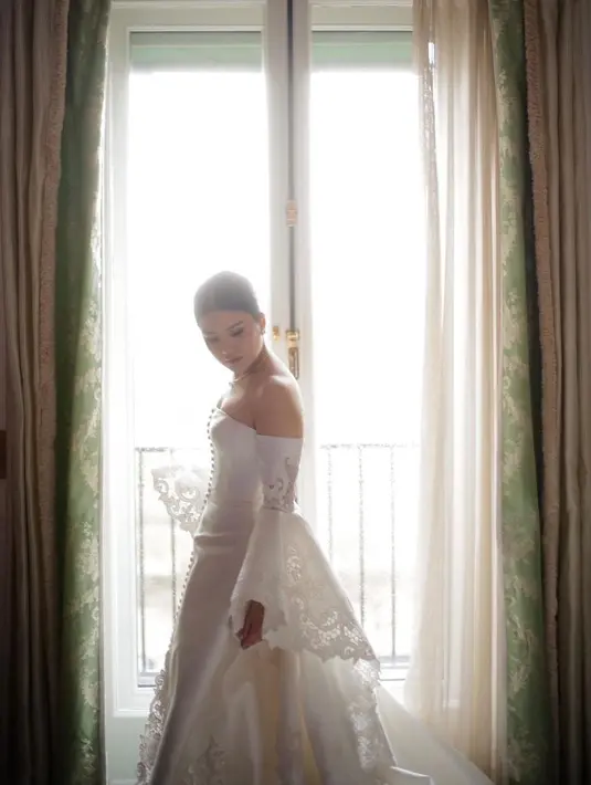 Valencia tampil elegan dengan hand embroidered dan lengan terompet yang anggun dan classy [@monicaivena]