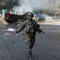 Seorang tentara India berjalan melewati lokasi baku tembak di Nagrota, Jammu-Srinagar, Kashmir yang dikuasai India, 28 Desember 2022. Polisi di wilayah Kashmir yang dikuasai India mengatakan pasukan pemerintah menewaskan empat tersangka militan dalam baku tembak tersebut. (AP Photo/Channi Anand)