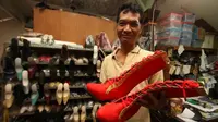 Joko Semedi, pengrajin selop manten menunjukkan salah satu produk unggulannya, sepatu cheerleaders. (Liputan6.com Dhita)