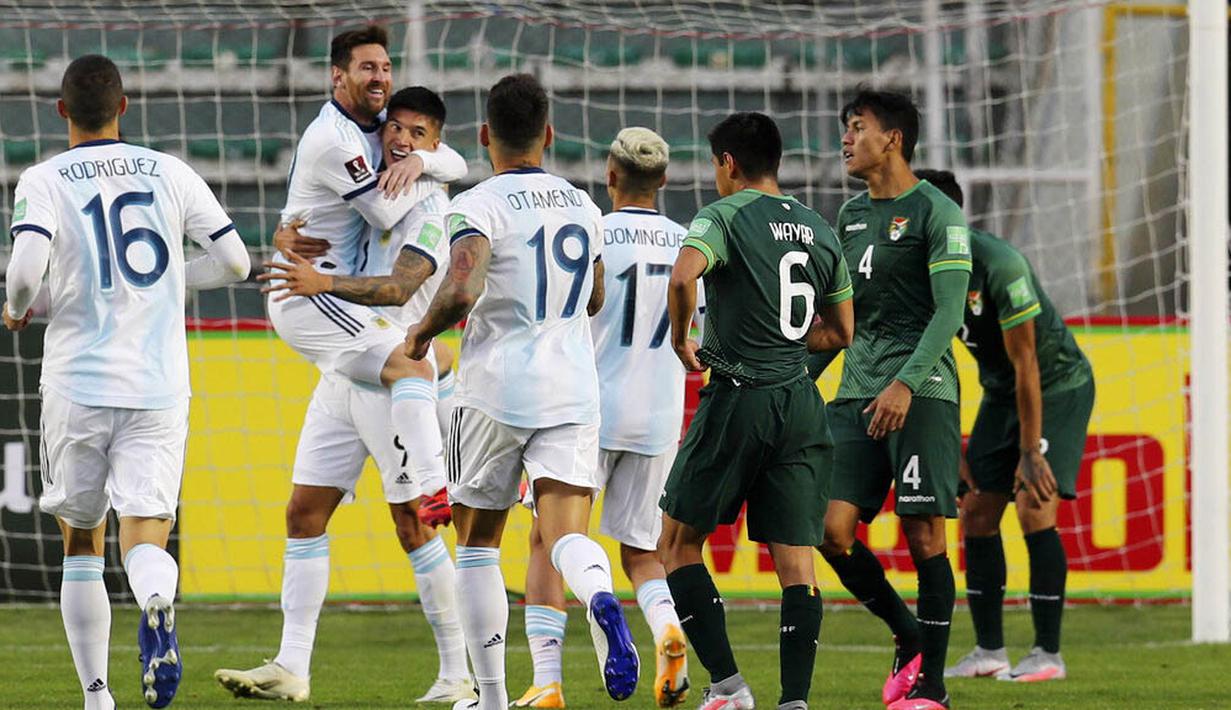 Para pemain Argentina merayakan gol yang dicetak oleh Joaquin Correa kegawang Bolivia pada laga kualifikasi Piala Dunia 2022 di Estadio Hernando Siles, Rabu (14/10/2020). Argentina menang dengan skor 2-1. (Martin Alipaz/Pool via AP)
