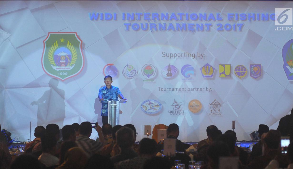 Gubernur Maluku Utara Abdul Gani Kasuba memberikan sambutan pada peluncuran Widi International Fishing Tournament 2017 (WIFT) di Jakarta, (4/6). Turnamen memancing internasional terbesar di Indonesia digelar di Kepulauan Widi (Liputan6.com/Helmi Afandi)