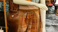 Tobatenun berhasil mengubah bahan-bahan tradisional ini menjadi pewarna kain yang tahan lama dan ramah lingkungan, memberikan nuansa warna alami pada karya seni tekstil yang mereka produksi. (dok. Liputan6.com/Farel Gerald)