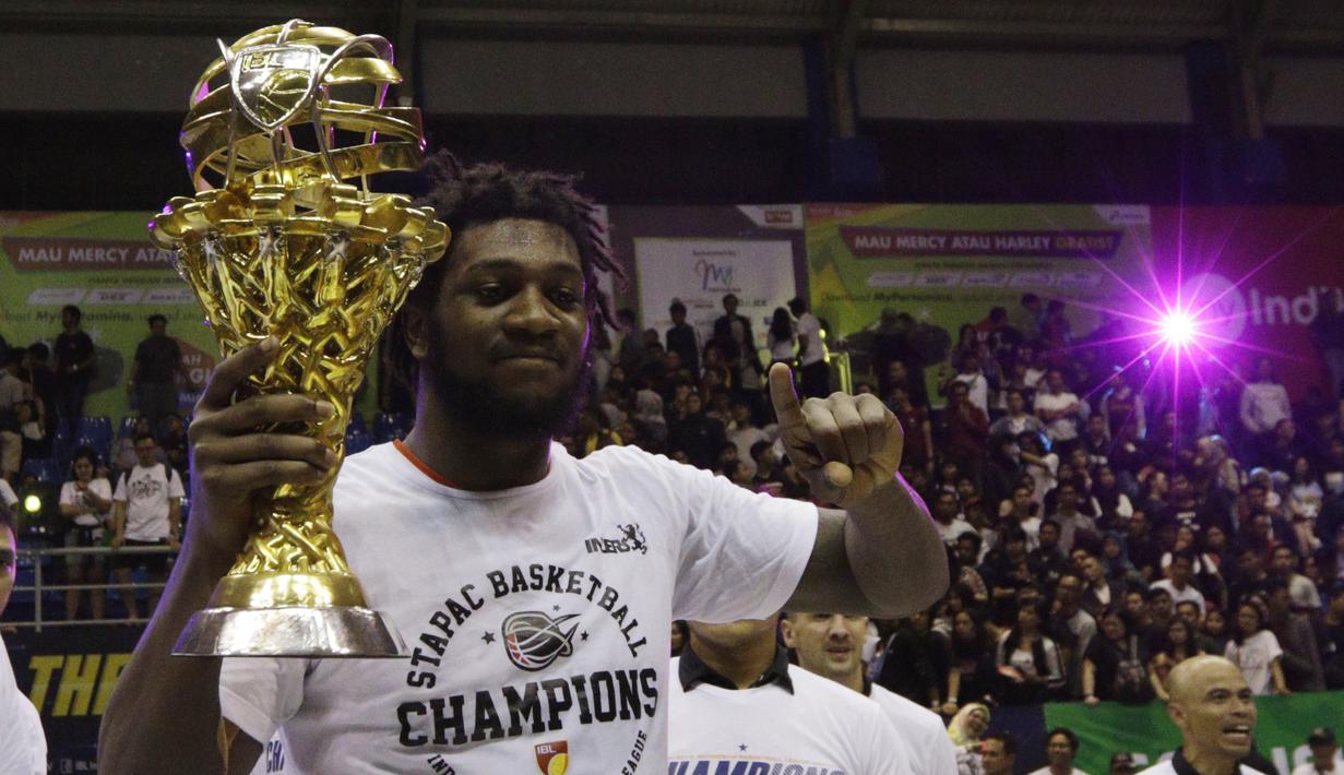 Pebasket Stapac Jakarta, Savon Goodman, mengangkat trofi usai melawan Satria Muda Jakarta pada laga final IBL 2019  di C-Tra Arena, Bandung, Sabtu (23/3). Savon Goodman terpilih menjadi pemain terbaik IBL 2019. (Bola.com/M Iqbal Ichsan)