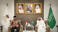 Menteri Agama (Menag) RI Yaqut Cholil Qoumas saat bertemu Menteri Haji dan Umrah Arab Saudi Taufiq F Al Rabiah. (Liputan6.com/Nafiysul Qodar)