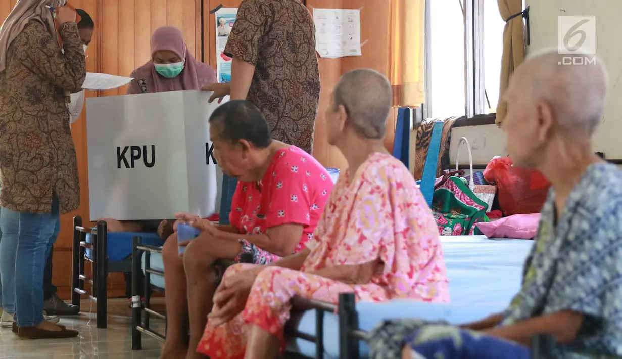 Sejumlah lansia penghuni Panti Jompo Tresna Werdha Budi Mulia 1 menunjukkan jarinya yang bertinta usai mencoblos dalam Pemilu 2019 di Cipayung, Jakarta Timur, Rabu (17/4). Panitia Pemungutan Suara (PPS) melakukan pendampingan terhadap lansia yang sedang sakit. (Liputan6.com/Immanuel Antonius)