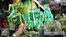 Hiasan berbentuk ketupat saat dijajakan salah satu toko di Pasar Pagi, Asemka, Jakarta, Kamis (24/6). Jelang Hari Raya Idul Fitri 1437 H, permintaan ornamen hiasan Idul Fitri seperti Ketupat, Masjid dan Amplop terus meningkat. (Liputan6.com/Faisal Fanani)