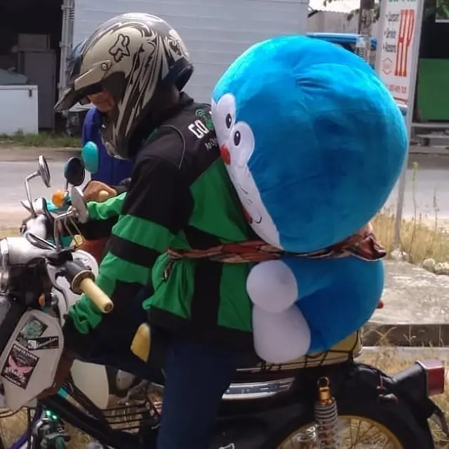 6 Potret Driver Ojek Online Dapat Orderan Boneka Ini Curi Perhatian