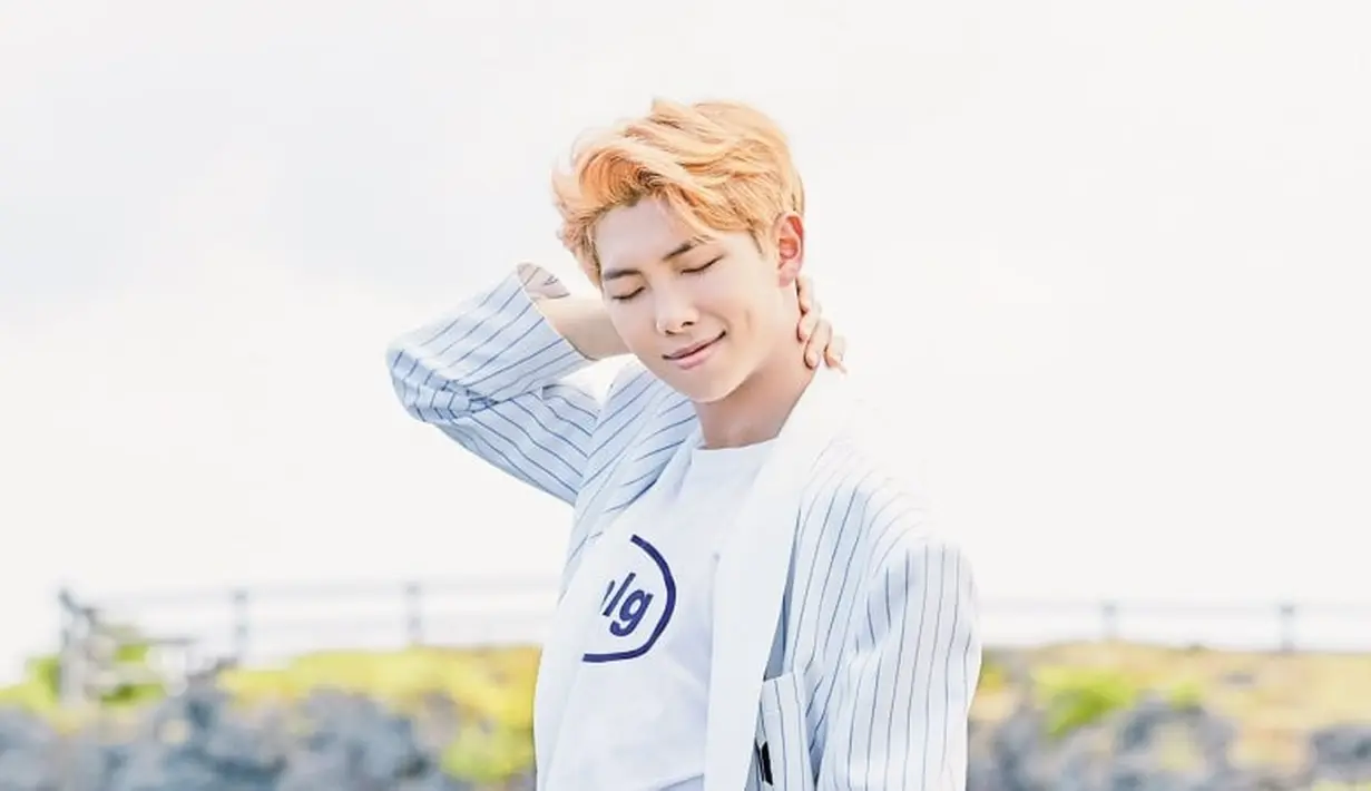 "Aku ingin berterima kasih sebesar-besarnya untuk ARMY di seluruh dunia. Aku mencintai kalian dan kami akan menjadi BTS yang lebih baik lagi," ujar RM. (Foto: Soompi.com)