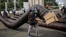 Aktivis Greenpeace saat menggelar aksi di depan Gedung DPR RI, Jakarta, Selasa (5/10/2021). Dalam aksinya, mereka membawa gurita raksasa sebagai simbol oligarki serta menyerukan kepada pemerintah agar serius mengatasi pandemi dan memberantas korupsi energi. (Liputan6.com/Faizal Fanani)