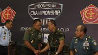 Panglima TNI Jenderal Gatot Nursatyo (dua kiri) memimpin jumpa pers terkait Jenderal Sudirman Cup di Mabes TNI, Cilangkap, Jakarta, Senin (26/10/2015). (Bola.com/Vitalis Yogi Trisna)