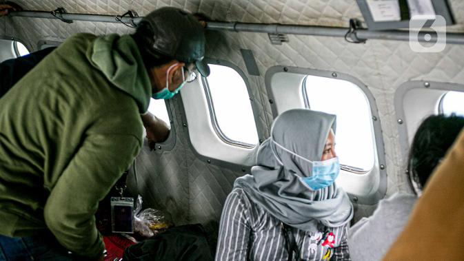 Sejumlah awak media memantau proses pencarian pesawat Sriwijaya Air SJ 182 dari pesawat CN 295 milik TNI AU di perairan Kepulauan Seribu, Jakarta, Minggu (10/1/2021). TNI AU menargetkan proses pencarian Sriwijaya Air SJ 182 maksimal selama tujuh hari. (Liputan6.com/Faizal Fanani)
