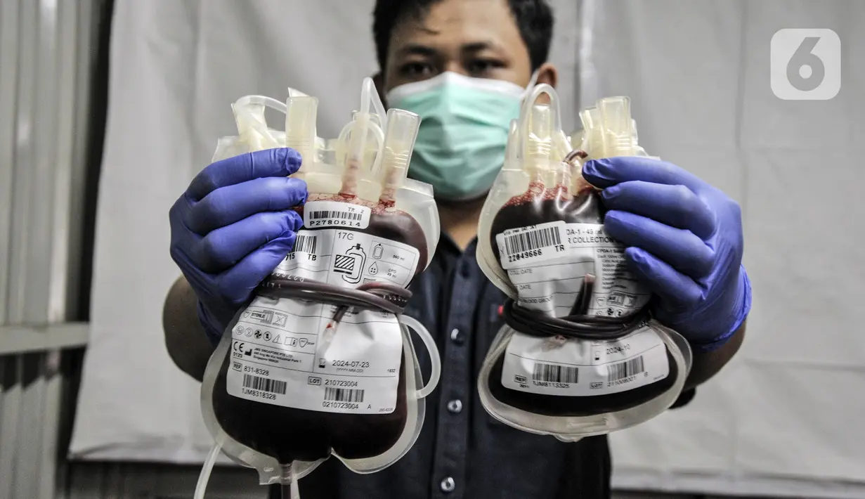 Petugas PMI DKI Jakarta menunjukkan kantong darah saat kegiatan donor darah keliling di Thamrin 10, Jakarta Pusat, Senin (14/3/2022). PMI DKI Jakarta bekerja sama dengan Pasar Jaya Thamrin 10 menggelar donor darah yang dikhususkan untuk pedagang atau pelaku UMKM. (merdeka.com/Iqbal S. Nugroho)