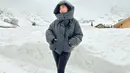 Rachel Vennya sempat menghabiskan waktu di Swiss. Di tengah hamparan salju, Rachel terlihat tampil chic dengan puffer jacket hitam, dipadukan dengan legging hitam, dan sepatu yang juga berwarna hitam. [Foto: Instagram/rachelvennya]