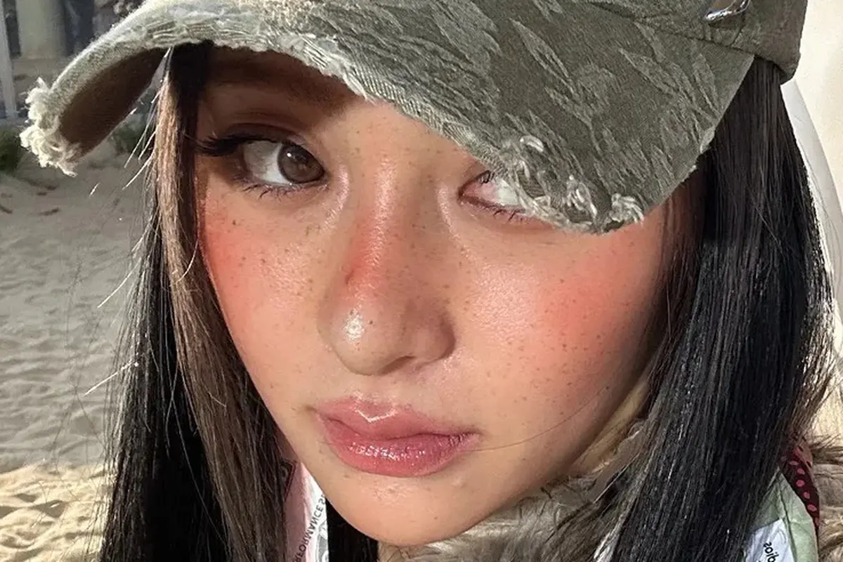 Viral di TikTok! Begini Cara Recreate Sunburn Makeup Look ala Yunjin LE SSERAFIM - 4