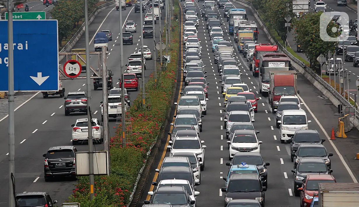 Kendaraan terjebak kemacetan di ruas Tol Dalam Kota, Jalan Gatot Subroto, Jakarta, Selasa (5/4/2022). Direktur Lalu Lintas (Dirlantas) Polda Metro Jaya Kombes Sambodo Purnomo Yogo mengatakan volume kendaraan di Jakarta meningkat hingga 18% selama sepekan terakhir. (Liputan6.com/Johan Tallo)