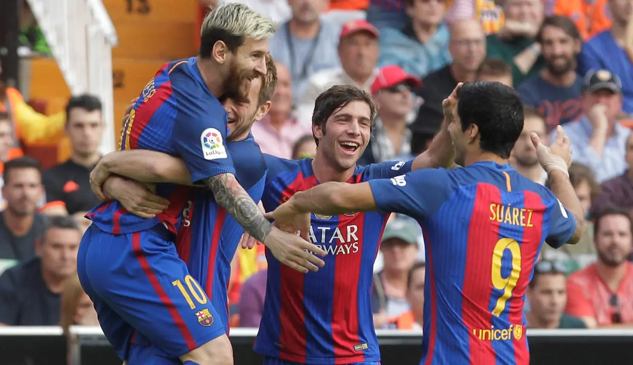 Pemain Barcelona merayakan gol yang dicetak Lionel Messi ke gawang Valencia pada laga La Liga di Stadion Mestalla, Valencia, Sabtu (22/10/2016). Barcelona menang 3-2 atas Valencia. (Reuters/Heino Kalis)