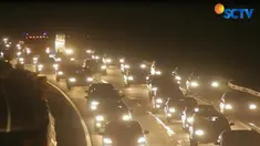 Selain didominasi kendaraan pribadi, arus lalu lintas juga dipadati bus pariwisata dan angkutan umum.