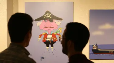 Pengunjung melihat karikatur di pameran kartun "Pirates of the Queen" yang menampilkan karya seni  seniman Iran yang menggambarkan Ratu Elizabeth II Inggris sebagai "bajak laut" atas penyitaan tanker minyak Iran di Pusat Seni dan Budaya Osveh di ibukota Teheran (30/7/2019). (AFP Photo/Atta Kenare)