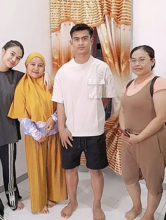 Begitupun dengan Azizah yang mengenakan kaos oversize warna hitam dipadukan celana olahraga Adidas warna hitam. Melihat laman website Adidas, harga celana tersebut Rp1,7 jutaan. [@roes9381]