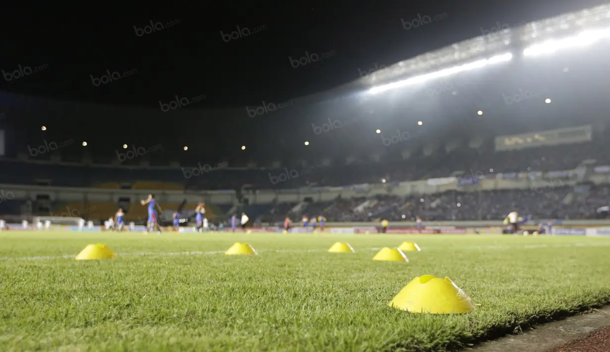 Stadion GBLA didesain dengan standar internasional, rumput yang digunakan pun adalah jenis Zoysia Matrella (Linn) Merr yakni rumput kelas satu standar FIFA. (Bola.com/Nicklas Hanoatubun)