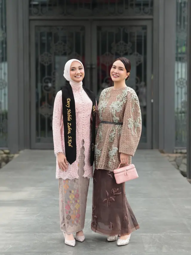 Shandy Aulia di Wisuda Keponakan pakai baju serba coklat. [@shandyaulia]