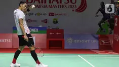 Pebulu tangkis tunggal putra Indonesia Jonatan Christie saat bertanding melawan wakil Irlandia Nhat Nguyen pada babak 32 besar Indonesia Masters 2023 di Istora Senayan, Jakarta, Rabu (25/1/2023). Jonatan Christie menemui jalan terjal kala berhadapan dengan wakil Irlandia Nhat Nguyen. (Liputan6.com/Herman Zakharia)