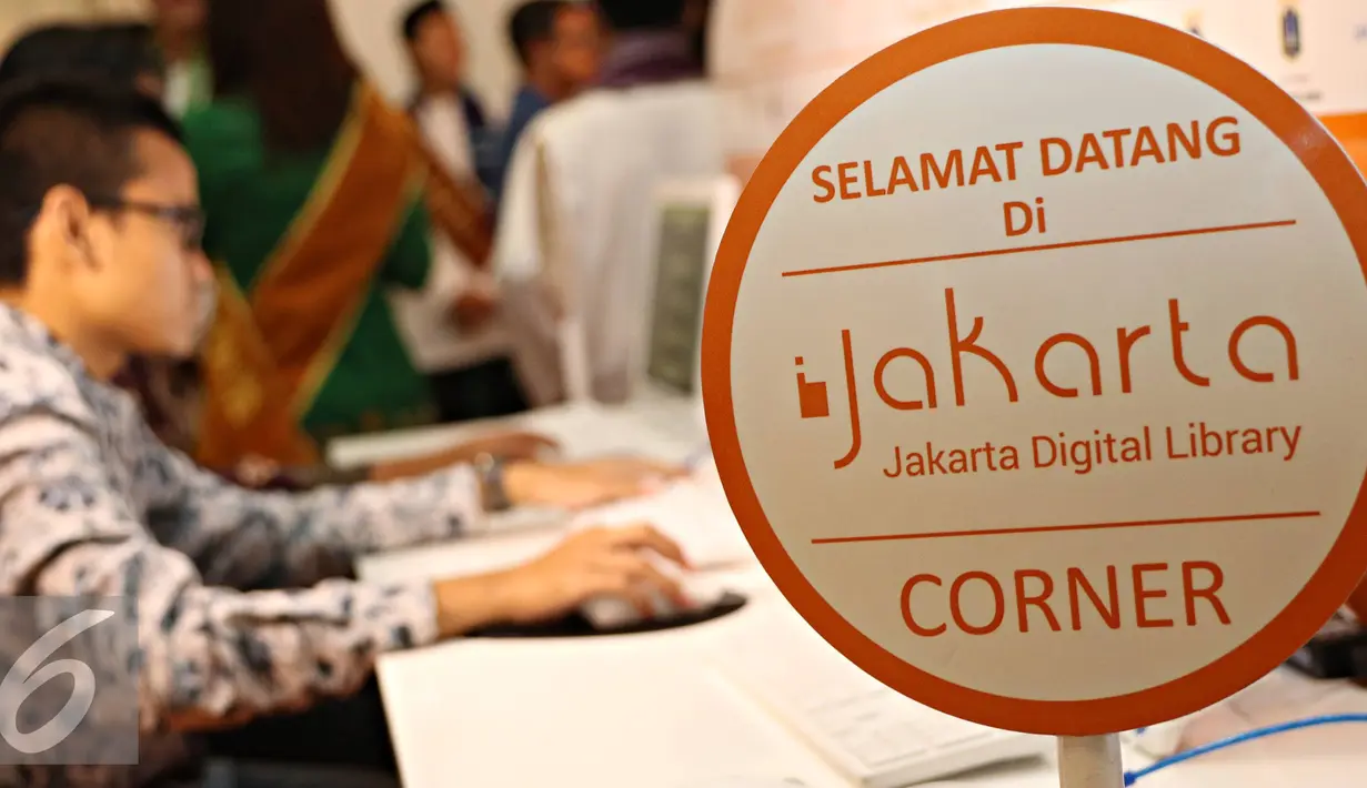 Gerakan Baca Buku Bareng diluncurkan di Gedung Balai Kota, Jakarta, Selasa (17/5). Gerakan tersebut dirancang untuk mengajak warga berperan aktif meningkatkan minat baca. (Liputan6.com/Immanuel Antonius) 