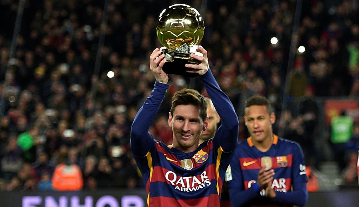 Lionel Messi memamerkan trofi FIFA Ballon d'Or sebelum pertandingan La Liga melawan Athletic Bilbao di Stadion Camp Nou, Barcelona, Minggu (17/1/2016). (AFP/Lluis Gene)