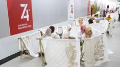 Pengrajin tengah membatik di Stasiun MRT Bundaran HI, Jakarta, Kamis (1/8/2019). Pada acara batik kemerdekaan tersebut para pengrajin membatik pada kain sepanjang 74 meter. Angka 74 disesuaikan dengan usia Republik Indonesia yang akan dirayakan 17 Agustus mendatang. (Liputan6.com/Angga Yuniar)