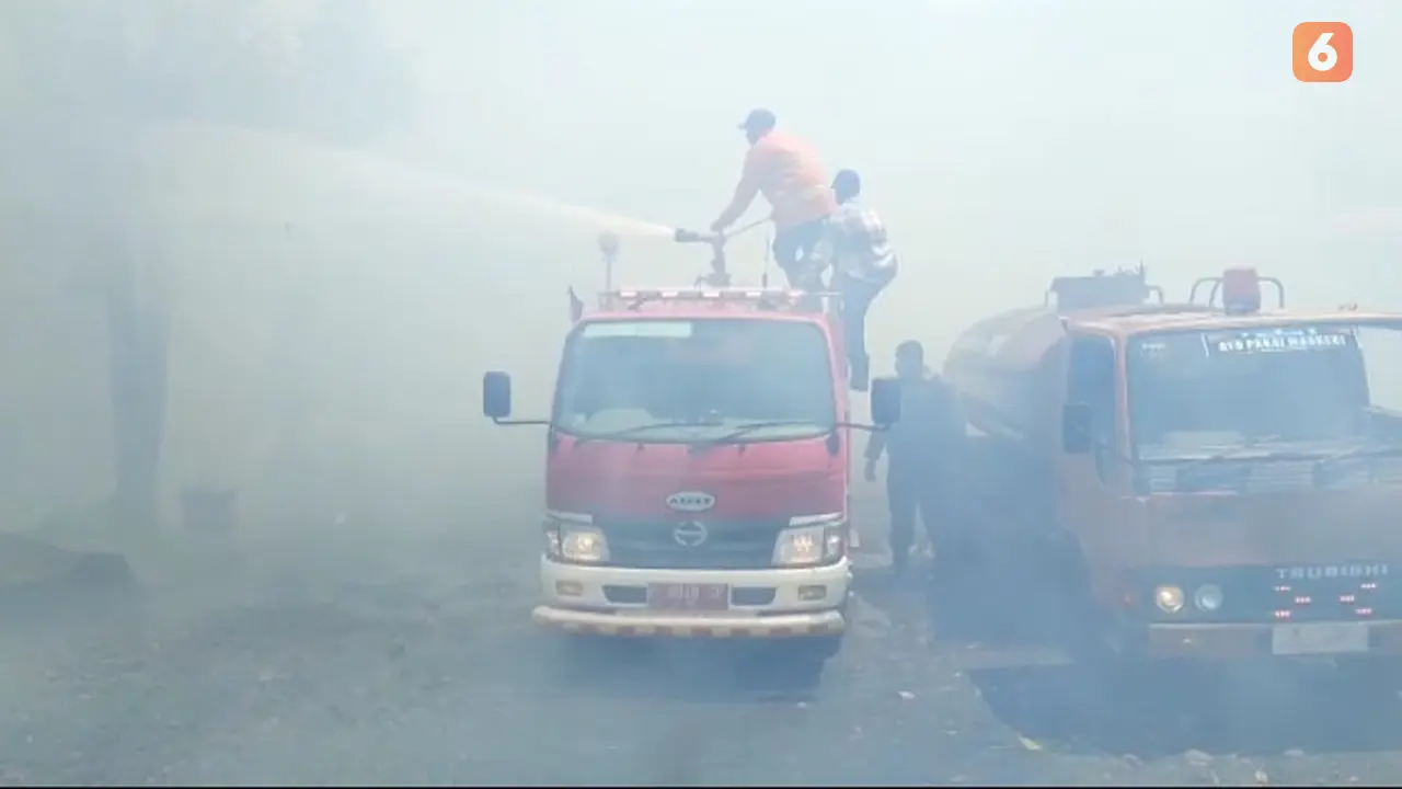 Dua unit mobil pemadam kebakaran dikerahkan untuk memadamkan kebakaran di kios belakang terminal Brawijaya Banyuwangi (Hermawan Arifianto/Liputan6.com)