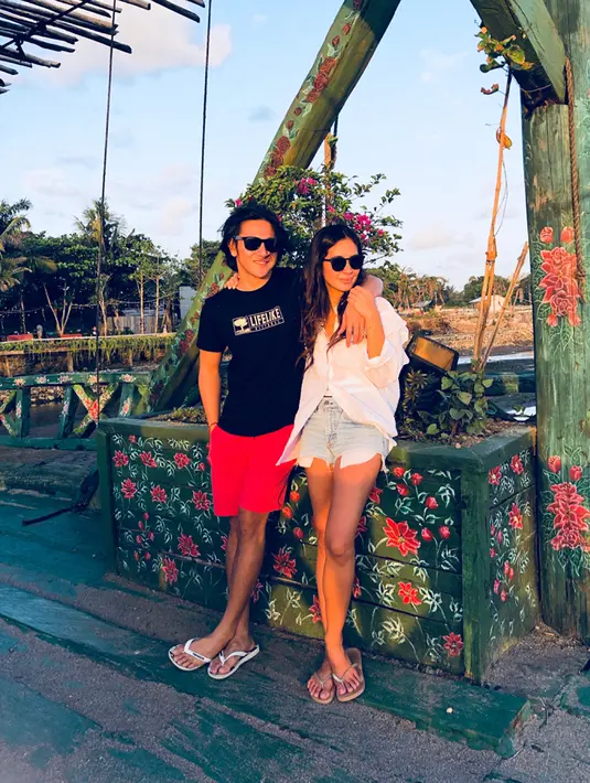 Momen kedekatan keduanya memang kerap di bagikan di Instagram. Saat bergaya trendi memakai kacamata, keduanya memang masih terlihat layaknya anak muda yang lagi kasmaran karena asmara. (Liputan6.com/IG/@marshatimothy)