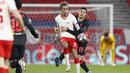 Bek Liverpool, Ozan Kabak, berebut bola dengan pemain RB Leipzig, Yussuf Poulsen, pada laga Liga Champions di Stadion Puskas, Rabu (17/2/2021). Liverpool menang dengan skor 2-0. (AP/Laszlo Balogh)